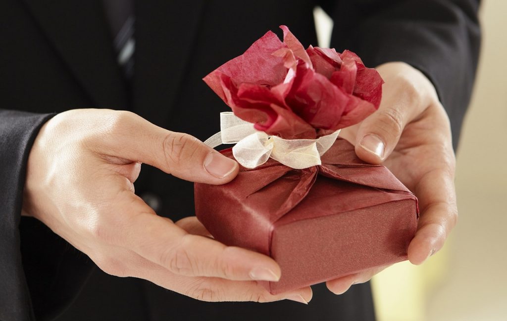 gift-687265_1280